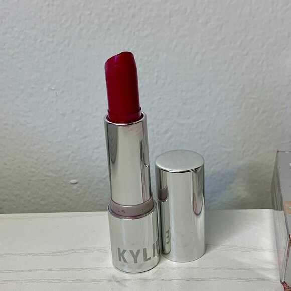 Kylie Jenner "Raspberry Charlotte" Lipstick NIB Damaged Tip Original Rare Pink - Picture 16 of 16